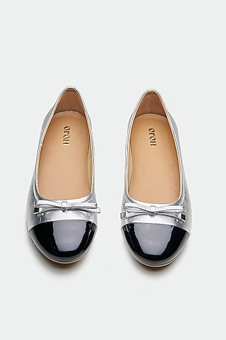 Silver Genuine Leather Bow Juttis by Oroh