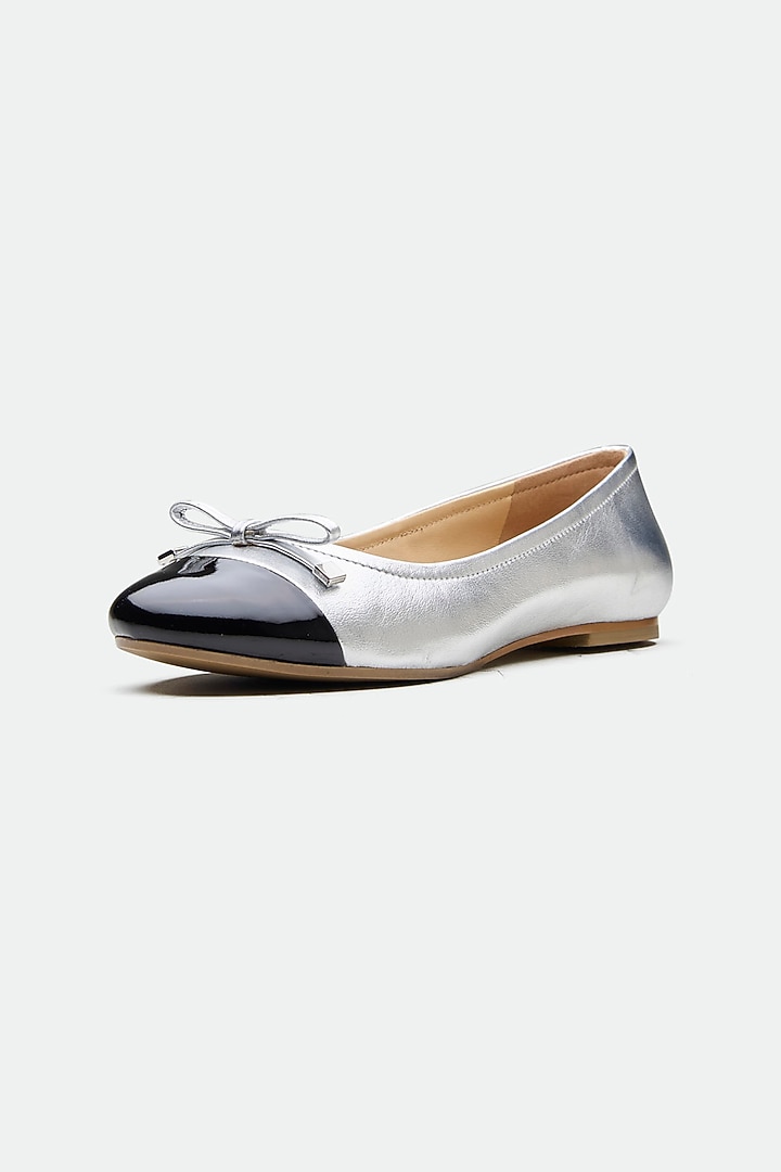 Silver Genuine Leather Bow Juttis by Oroh at Pernia's Pop Up Shop