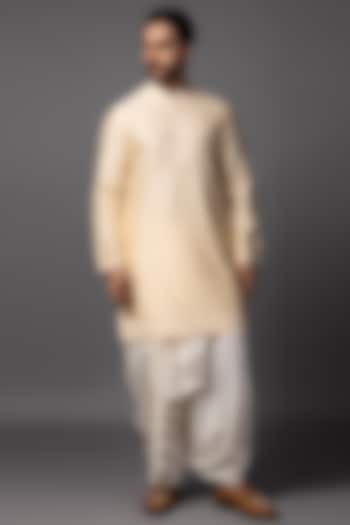 Peach Chanderi Resham Embroidered Kurta by PAARSH at Pernia's Pop Up Shop