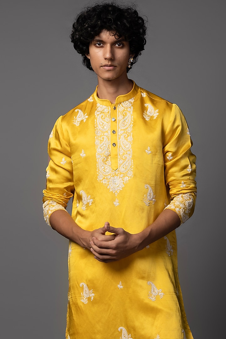 Yellow Linen Satin Threadwork Kurta Set by PAARSH at Pernia's Pop Up Shop