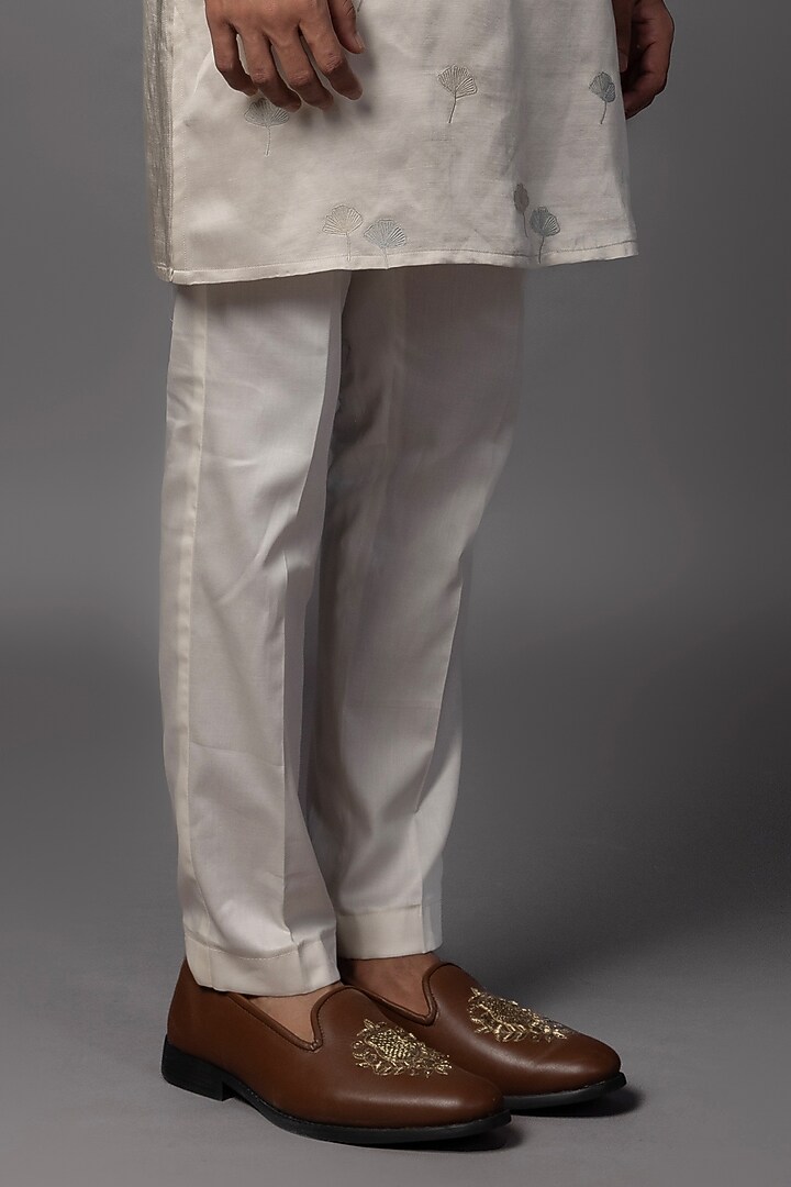 Light Grey Linen Satin Resham Embroidered Kurta Set by PAARSH at Pernia's Pop Up Shop