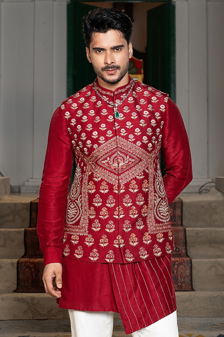 Red Bam Silk Hand Embroidered Bundi Jacket Set by PAARSH at Pernia's Pop Up Shop