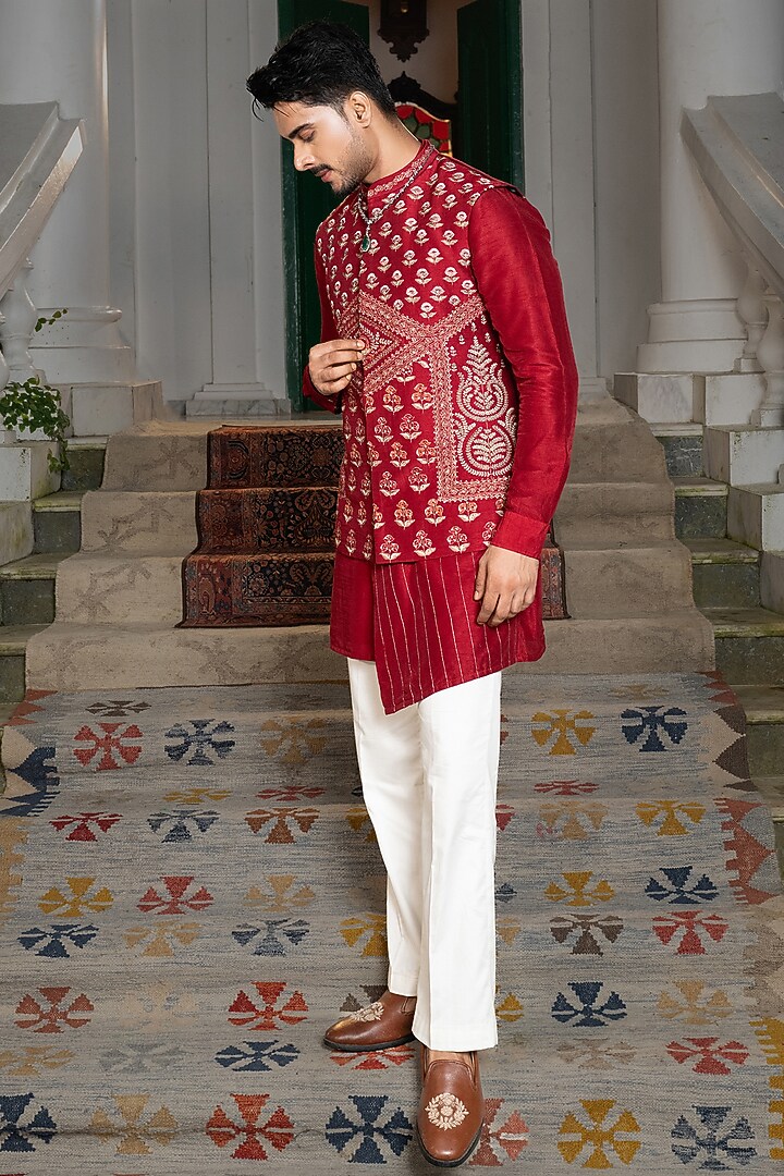 Red Bam Silk Hand Embroidered Bundi Jacket Set by PAARSH at Pernia's Pop Up Shop