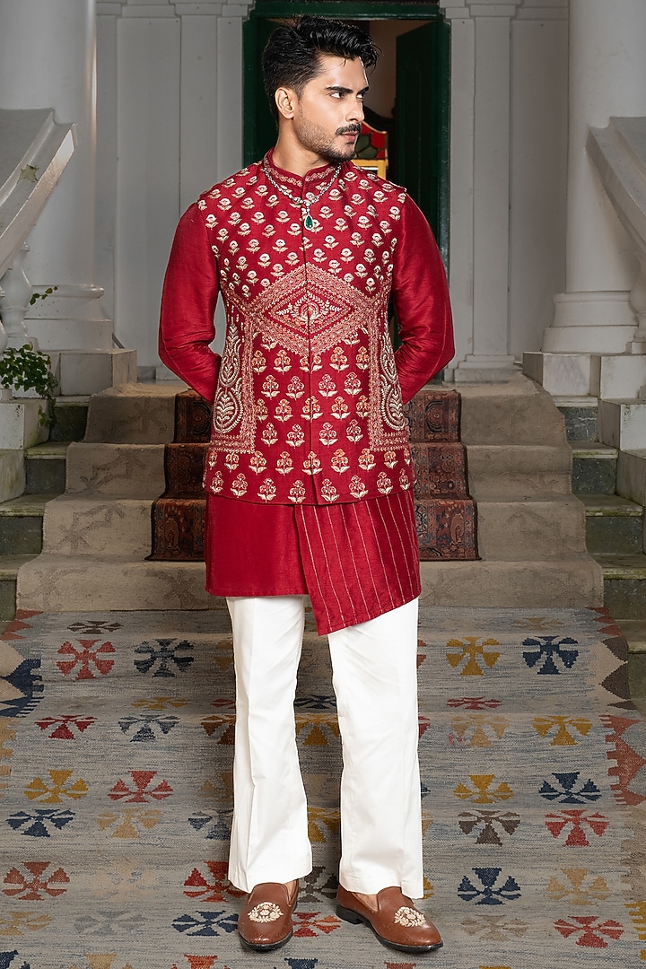 Red Bam Silk Hand Embroidered Bundi Jacket Set by PAARSH at Pernia's Pop Up Shop