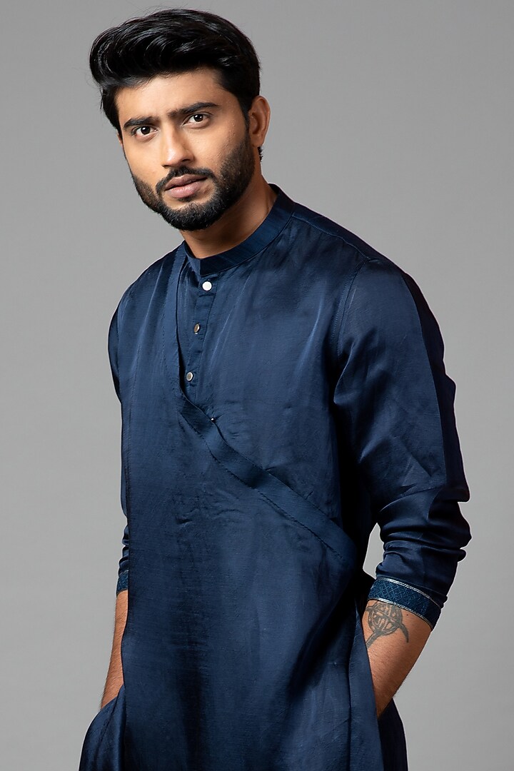 Navy Blue Thread Embroidered Kurta Set by PAARSH at Pernia's Pop Up Shop