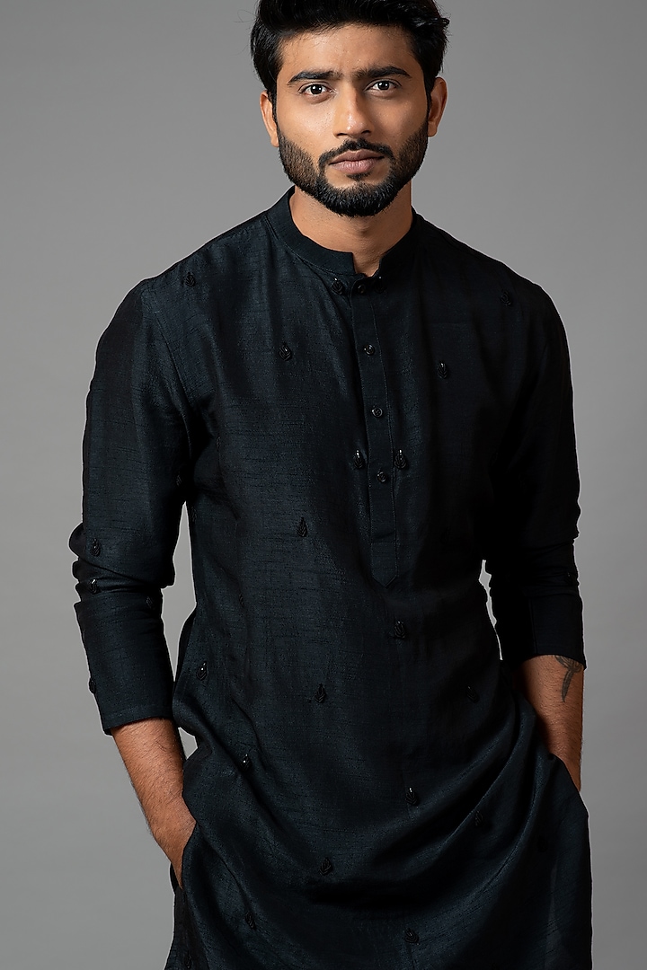 Black Embroidered Kurta Set by PAARSH at Pernia's Pop Up Shop