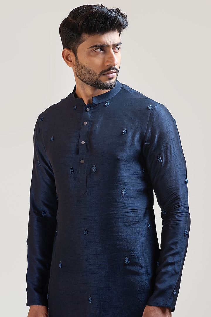 Navy Blue Embroidered Kurta Set by PAARSH at Pernia's Pop Up Shop