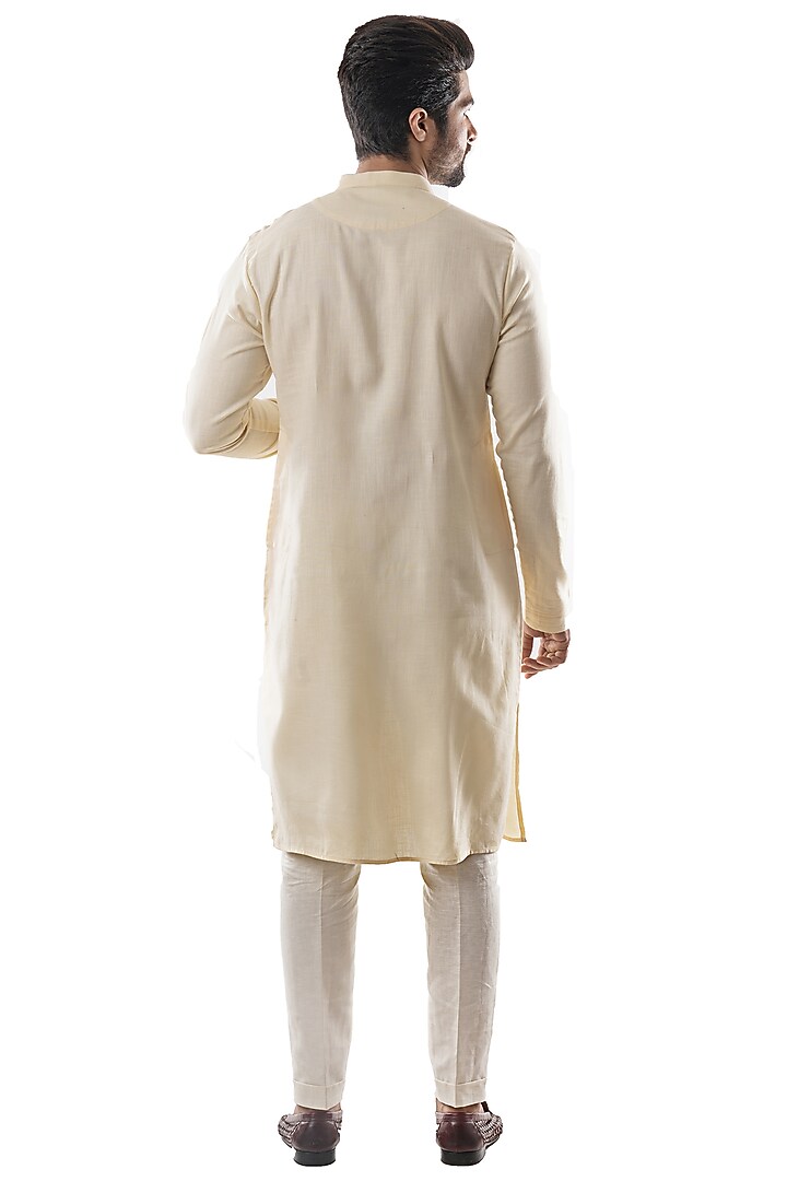 Off-White Embroidered Kurta Set by PAARSH at Pernia's Pop Up Shop
