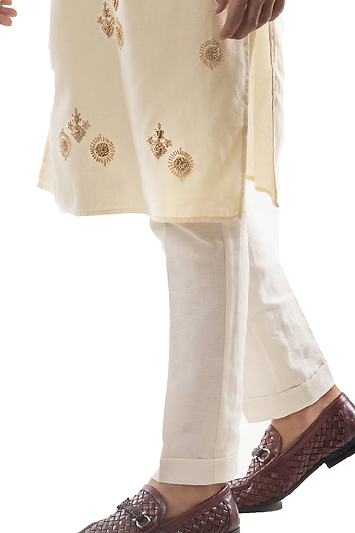 Off-White Embroidered Kurta Set by PAARSH at Pernia's Pop Up Shop