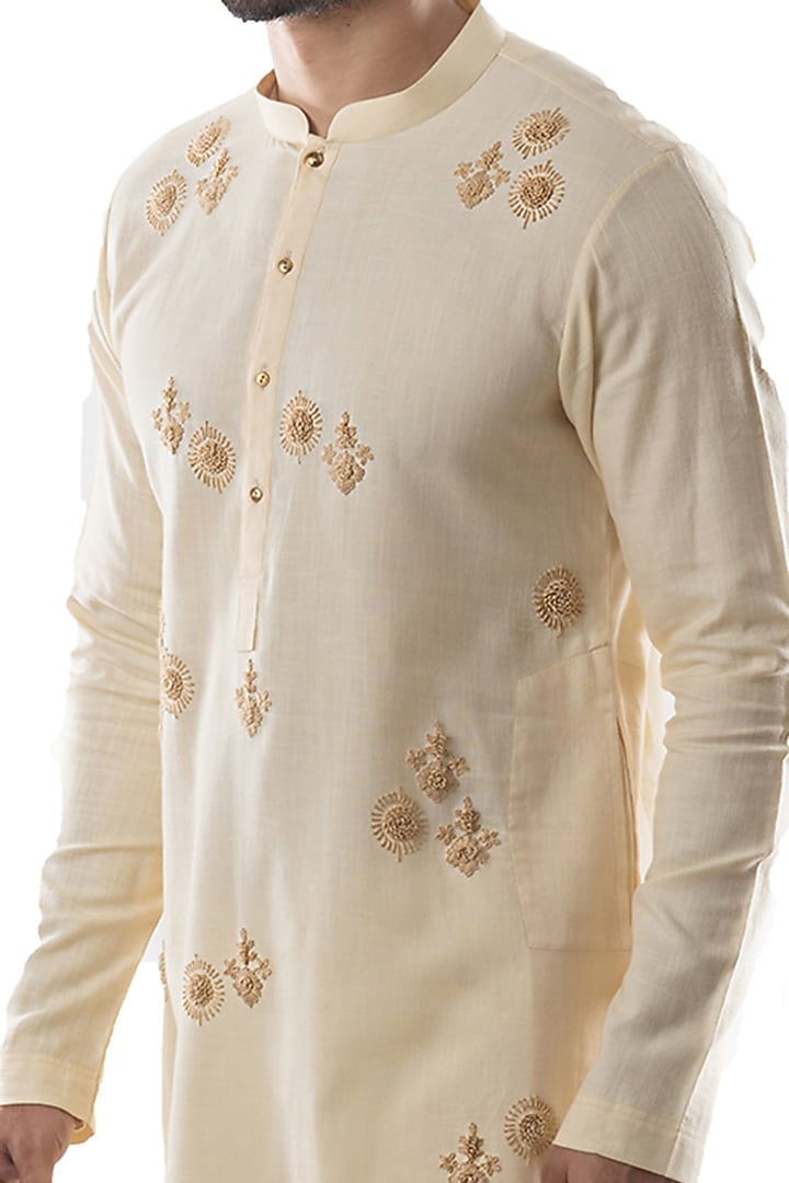 Off-White Embroidered Kurta Set by PAARSH at Pernia's Pop Up Shop