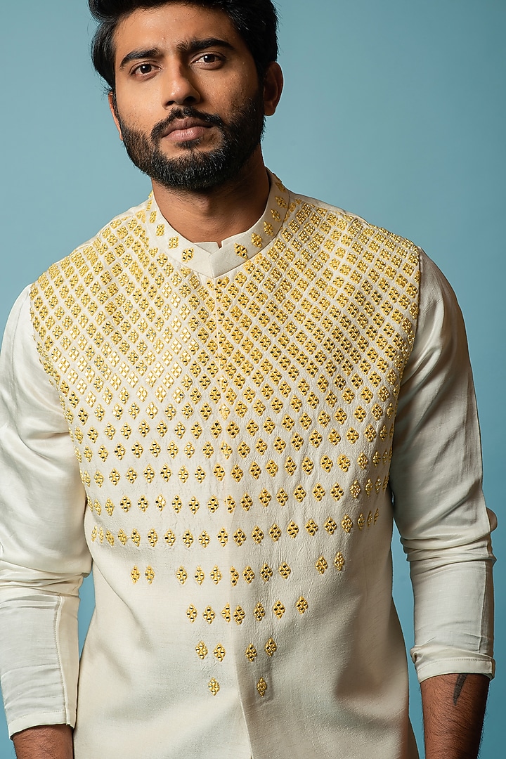 Off-White Bamberg Silk Mirror & Thread Embroidered Bundi Jacket set by PAARSH at Pernia's Pop Up Shop