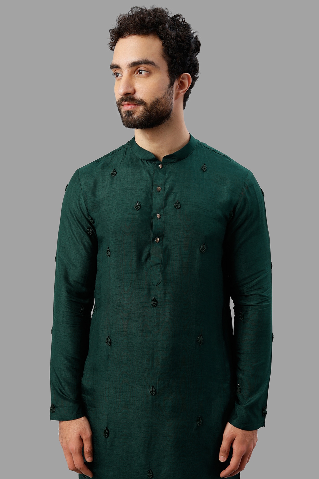 Green kurta set with embroidered pockets for boys