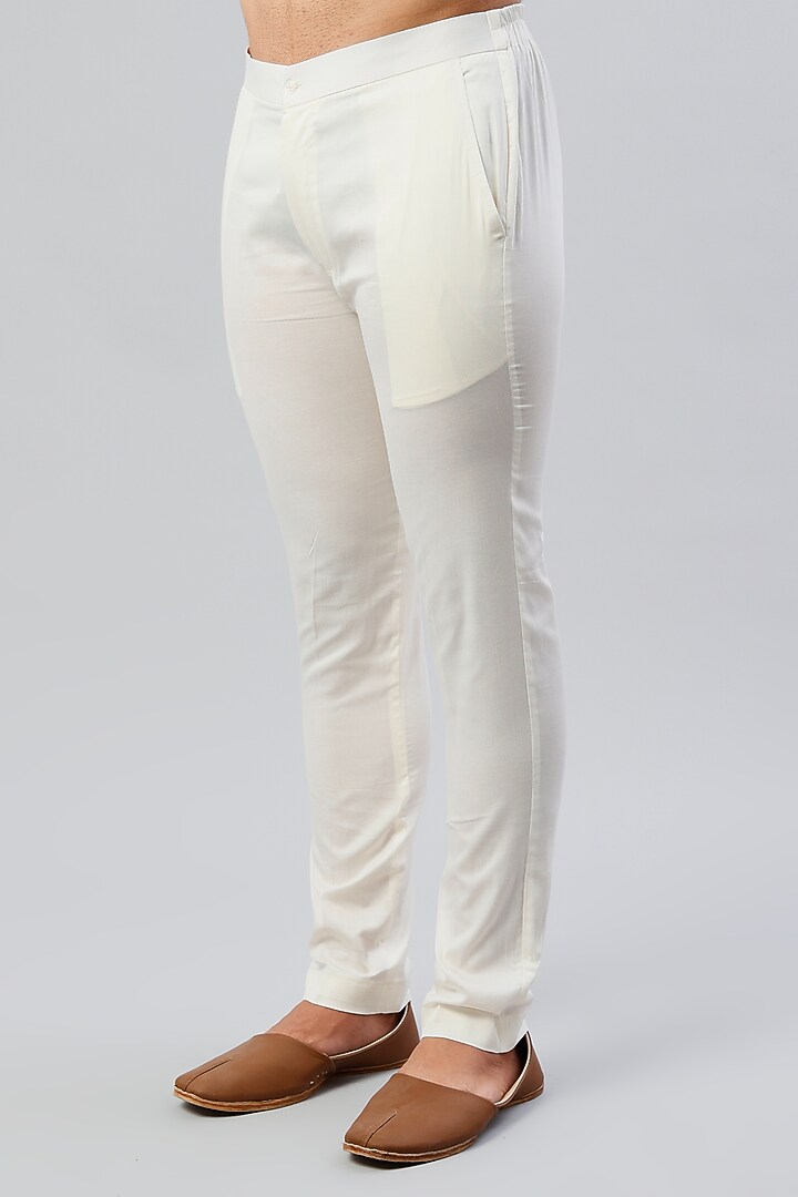 Off-White Embroidered Kurta Set by PAARSH at Pernia's Pop Up Shop