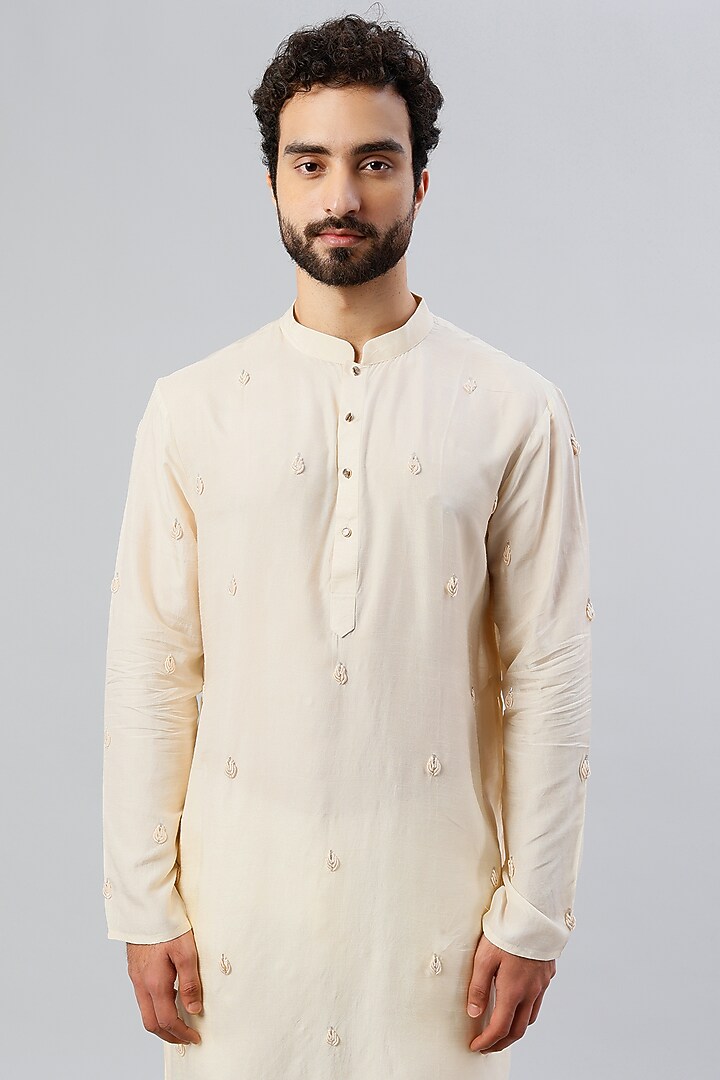 Off-White Embroidered Kurta Set by PAARSH at Pernia's Pop Up Shop