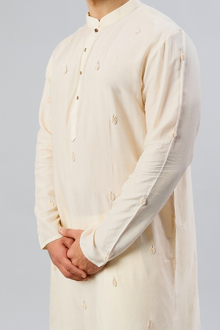 Off-White Embroidered Kurta Set by PAARSH at Pernia's Pop Up Shop