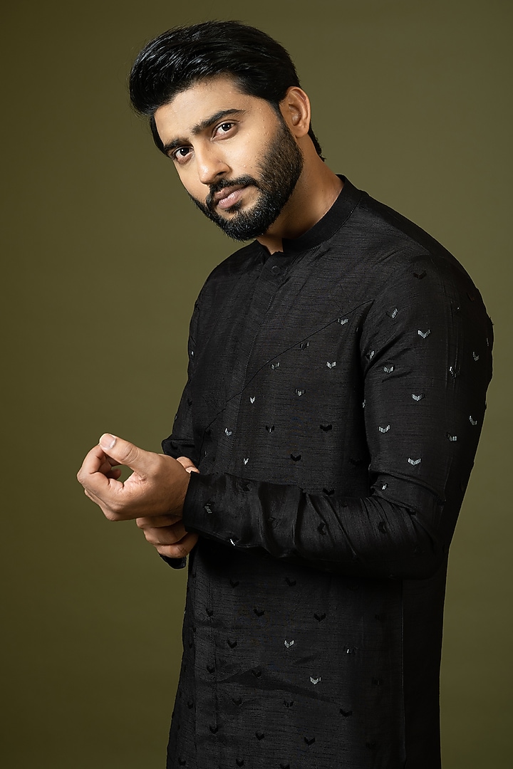Black Embroidered Kurta Set by PAARSH at Pernia's Pop Up Shop