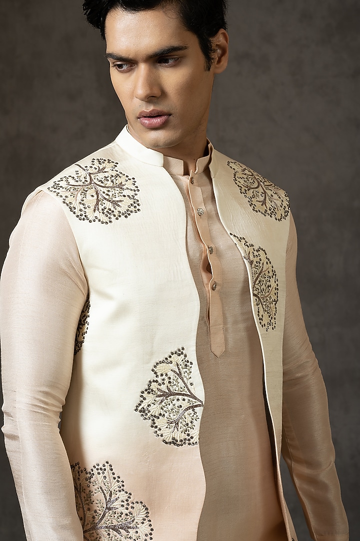 Cream & Peach Embroidered Bundi Jacket With Kurta Set by PAARSH at Pernia's Pop Up Shop