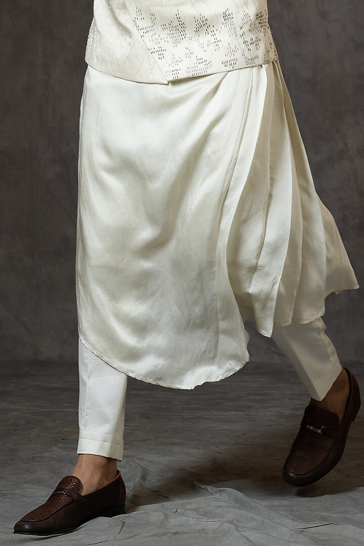 Ivory Linen Satin Cutdana Embroidered Bundi Jacket Set by PAARSH at Pernia's Pop Up Shop