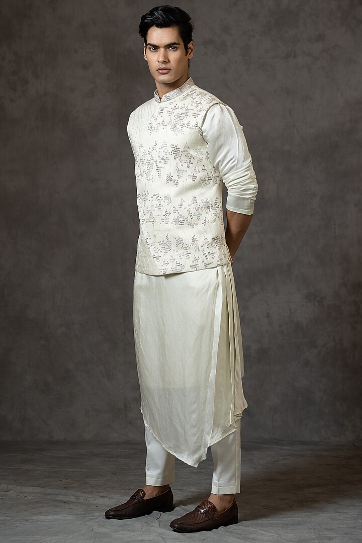 Ivory Linen Satin Cutdana Embroidered Bundi Jacket Set by PAARSH at Pernia's Pop Up Shop