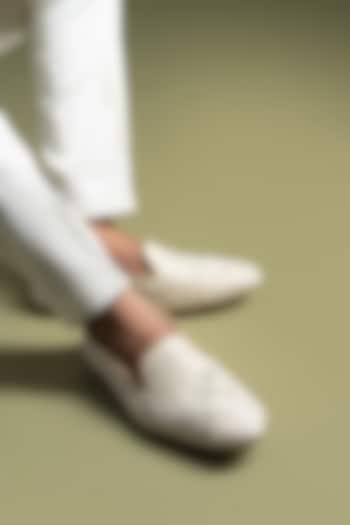 Ivory Silk Juttis by PAARSH at Pernia's Pop Up Shop