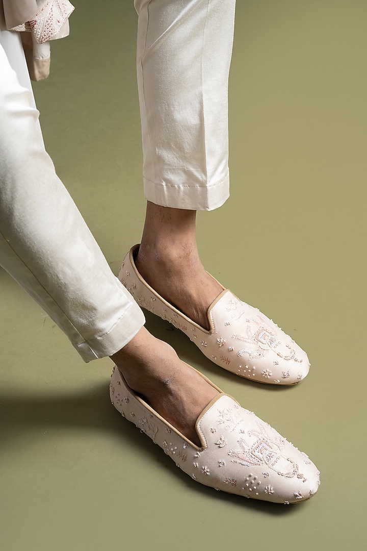 Powder Pink Silk Juttis by PAARSH at Pernia's Pop Up Shop