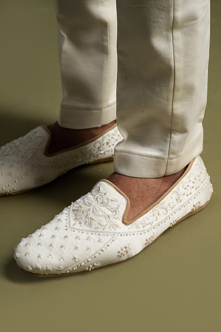 Ivory Silk Juttis by PAARSH at Pernia's Pop Up Shop