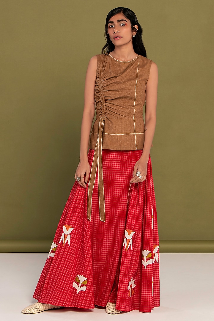 Red Muslin Cotton Hand Applique Work Checkered Skirt Set by Priya Agarwal at Pernia's Pop Up Shop