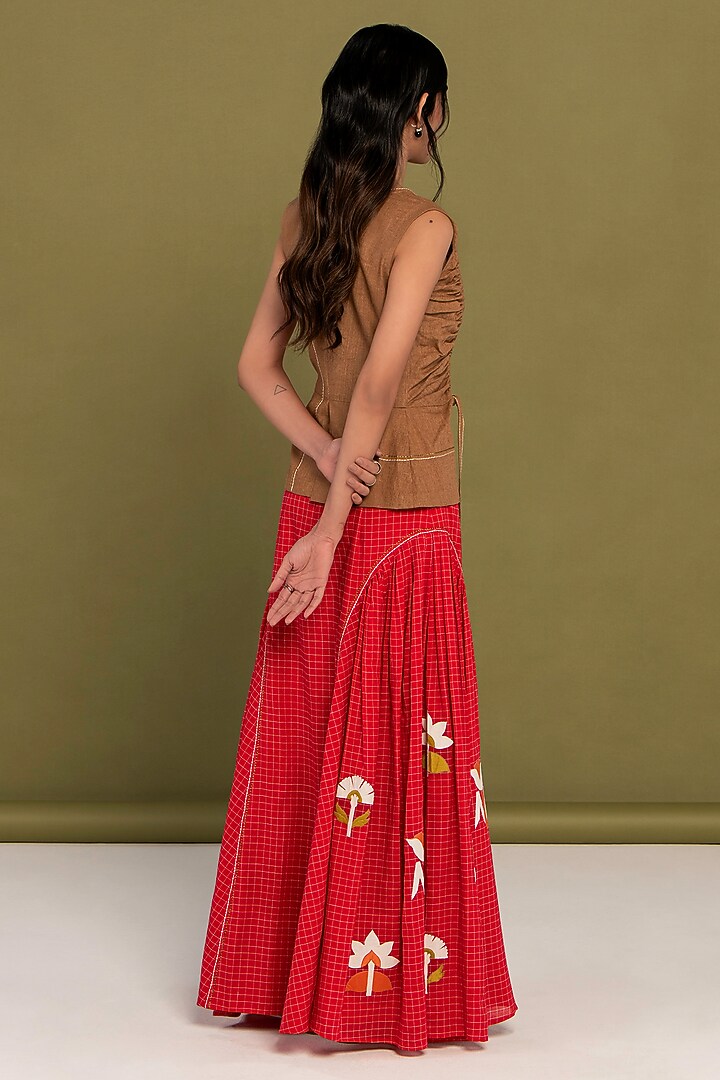 Red Muslin Cotton Hand Applique Work Checkered Skirt Set by Priya Agarwal at Pernia's Pop Up Shop