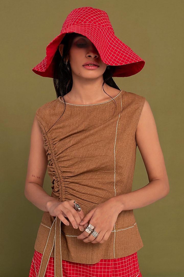 Red Muslin Cotton Hand Applique Work Checkered Skirt Set by Priya Agarwal at Pernia's Pop Up Shop