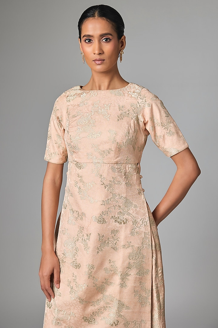 Peach Jacquard Kurta Set by Paulmi & Harsh at Pernia's Pop Up Shop