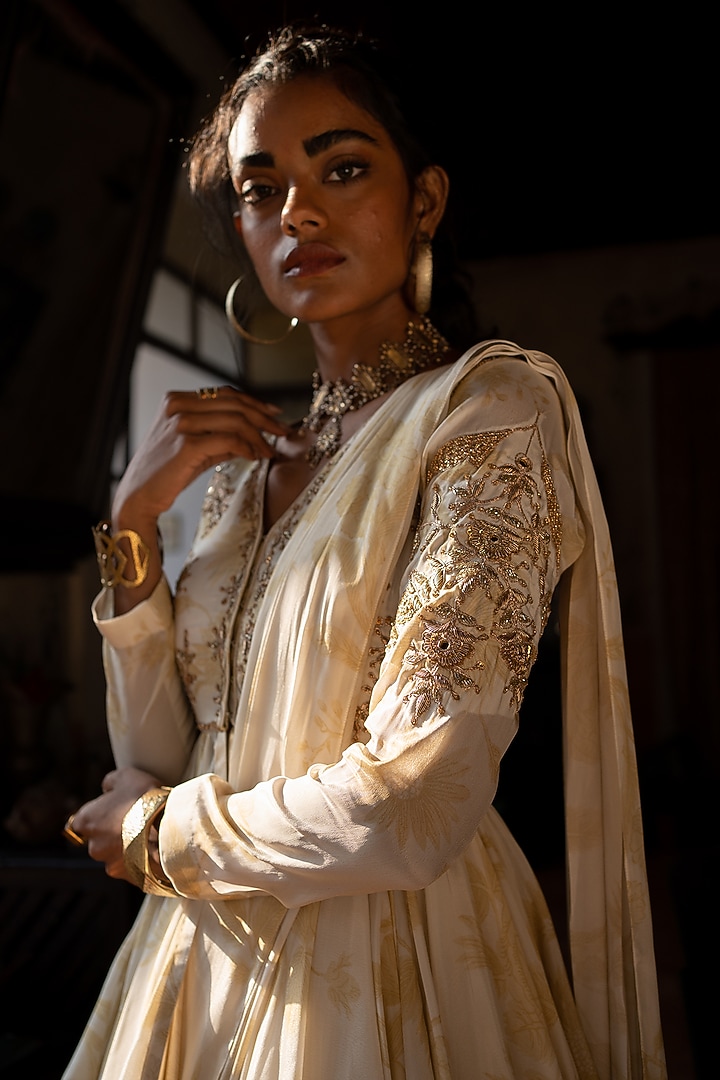 Ivory Crepe Printed Pre-Stitched Wedding Saree Set by Paulmi & Harsh at Pernia's Pop Up Shop