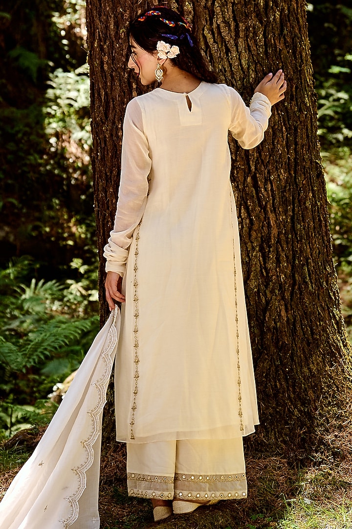 Off-White Hand Embroidery Kurta Set by Paulmi & Harsh at Pernia's Pop Up Shop