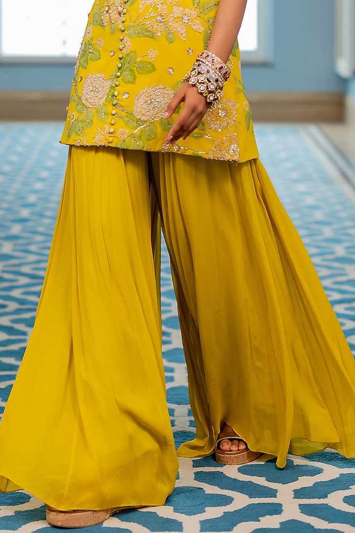 Yellow Georgette Floral Printed Kurta Set by Paulmi & Harsh at Pernia's Pop Up Shop
