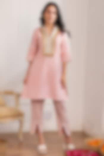 Pink Linen Embroidered Kurta Set by Pairaahan at Pernia's Pop Up Shop
