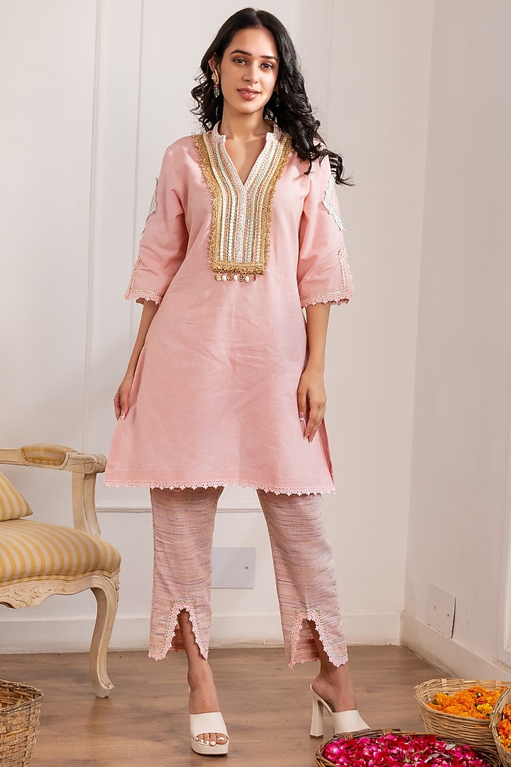 Pink Linen Embroidered Kurta Set Design by Pairaahan at Pernia's Pop Up Shop 2023