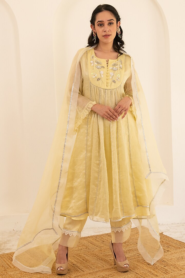 Yellow Tissue Chanderi Embroidered Kurta Set by Pairaahan at Pernia's Pop Up Shop