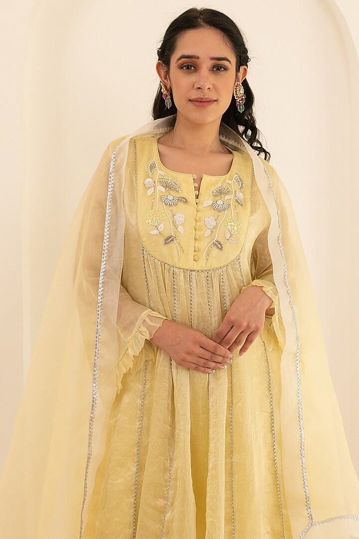 Yellow Tissue Chanderi Embroidered Kurta Set by Pairaahan at Pernia's Pop Up Shop