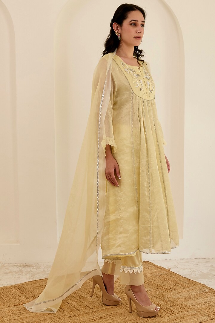 Yellow Tissue Chanderi Embroidered Kurta Set by Pairaahan at Pernia's Pop Up Shop