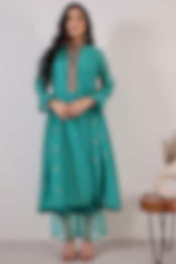 Green Kurta Set With Embroidery by Pairaahan at Pernia's Pop Up Shop