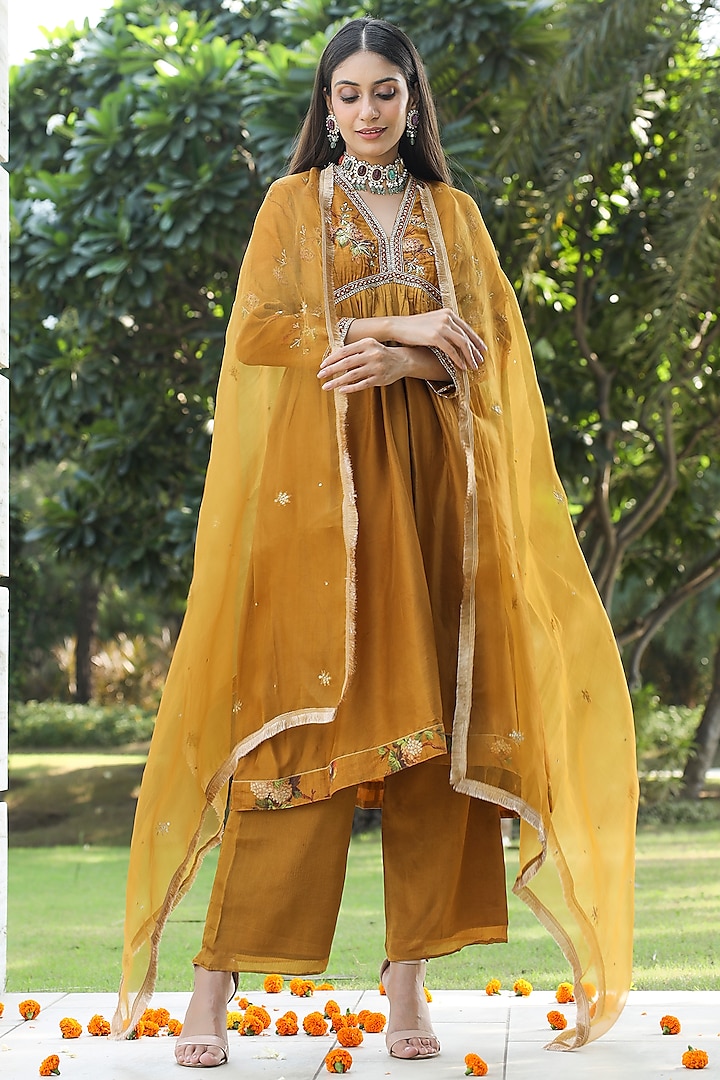 Yellow Hand Embroidered Kurta Set by Pairaahan