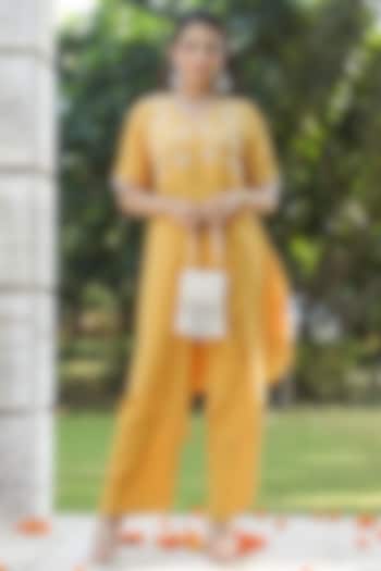 Yellow Silk Hand Embroidered Kurta Set by Pairaahan at Pernia's Pop Up Shop