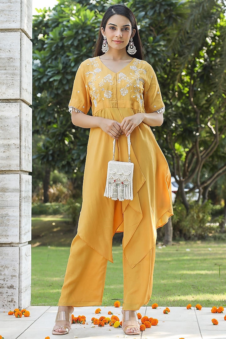 Yellow Silk Hand Embroidered Kurta Set by Pairaahan at Pernia's Pop Up Shop