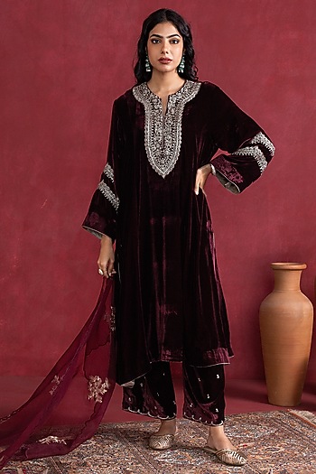 Maroon Silk Velvet Embroidered Kurta Set by Pairaahan at Pernia's Pop Up Shop