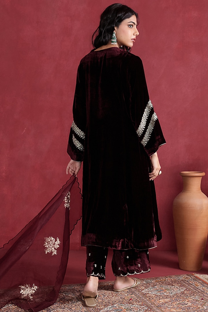 Maroon Silk Velvet Embroidered Kurta Set by Pairaahan at Pernia's Pop Up Shop