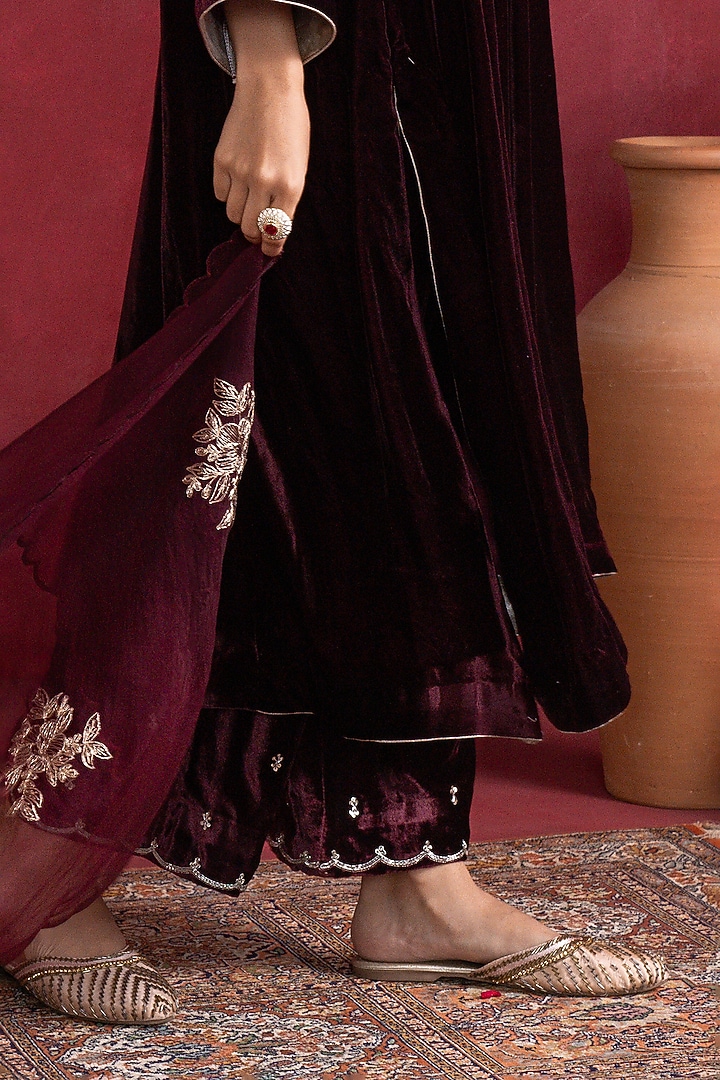 Maroon Silk Velvet Embroidered Kurta Set by Pairaahan at Pernia's Pop Up Shop