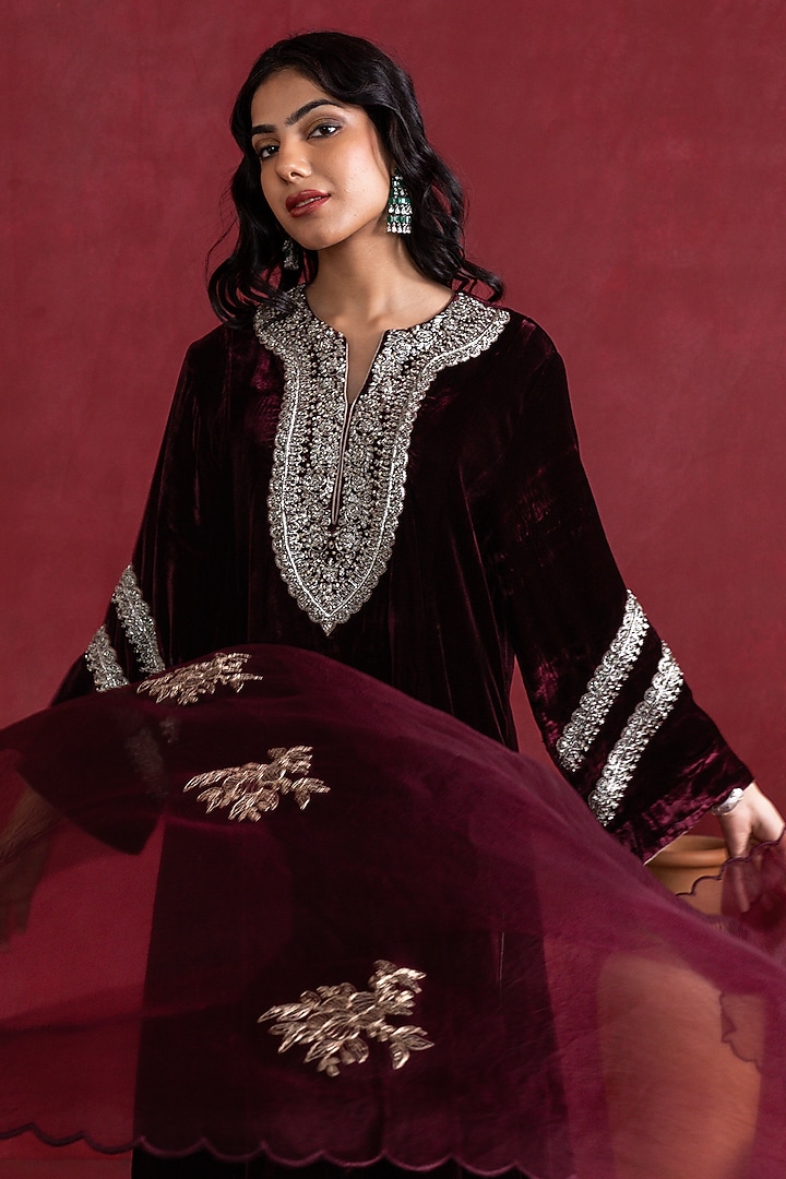 Maroon Silk Velvet Embroidered Kurta Set by Pairaahan at Pernia's Pop Up Shop