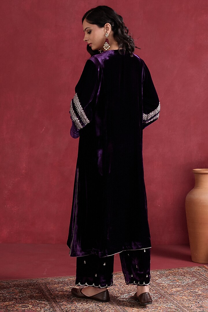Purple Silk Velvet Embroidered Kurta Set by Pairaahan at Pernia's Pop Up Shop