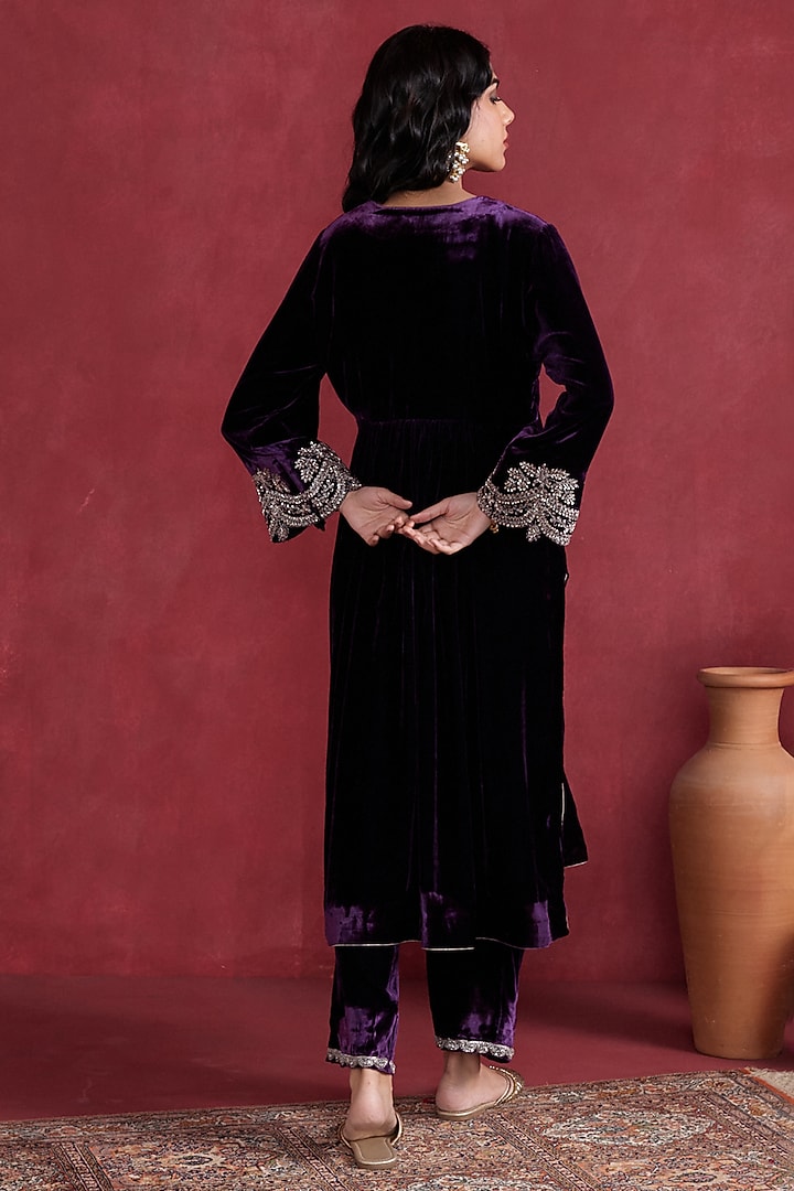 Purple Silk Velvet Embroidered Kurta Set by Pairaahan at Pernia's Pop Up Shop