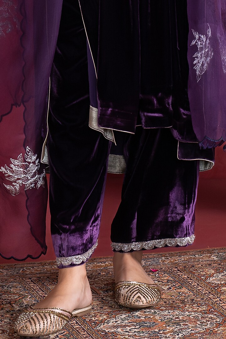 Purple Silk Velvet Embroidered Kurta Set by Pairaahan at Pernia's Pop Up Shop