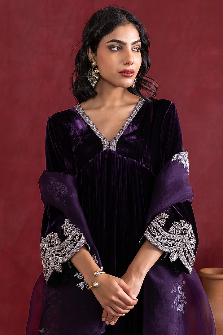 Purple Silk Velvet Embroidered Kurta Set by Pairaahan at Pernia's Pop Up Shop